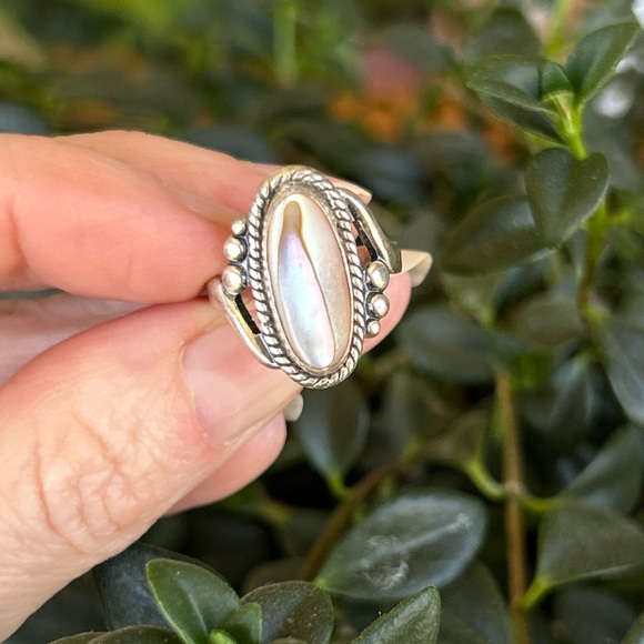 American Vintage Jewelry - Vintage BELL STERLING Abalone Ring